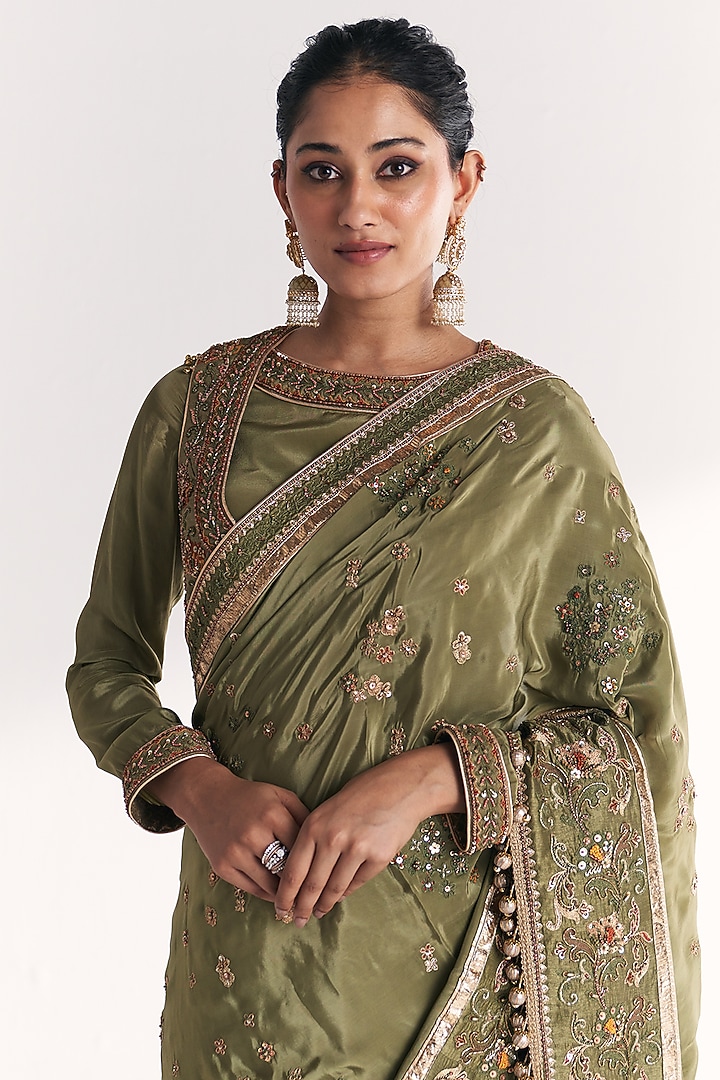Green Crepe Floral Embroidered Reception Saree Set by Studio Bagechaa at Pernia's Pop Up Shop