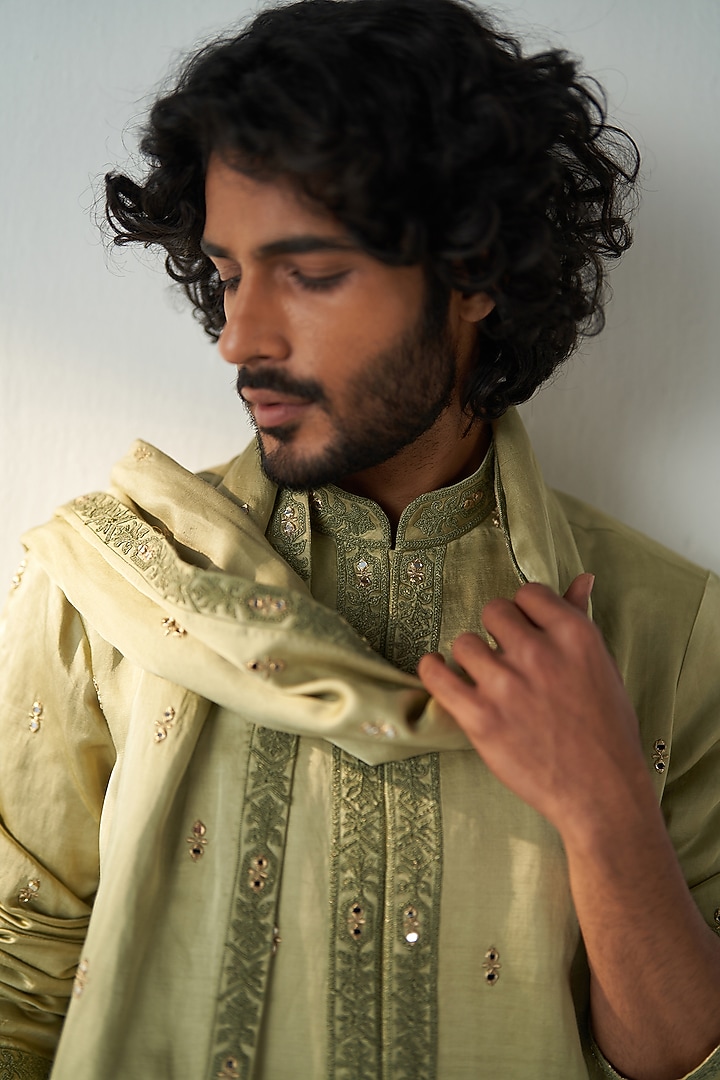 Green Chanderi Silk Dori & Mirror Embroidered Kurta Set by Studio Bagechaa Men at Pernia's Pop Up Shop