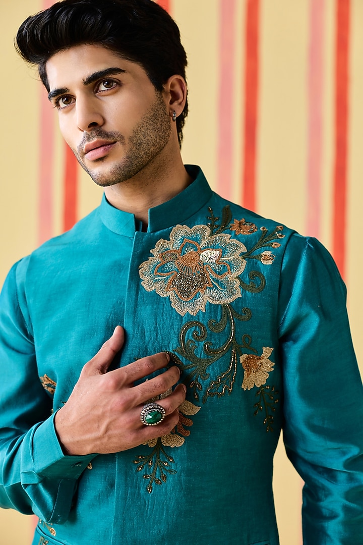 Rama Green Chanderi Linen Satin Hand Embroidered Bundi Jacket Set by Studio Bagechaa Men at Pernia's Pop Up Shop