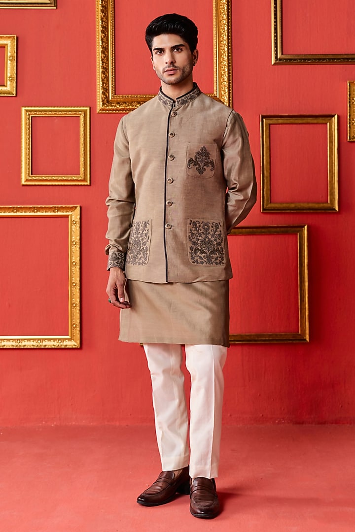 Grey Chanderi Linen Satin Hand Embroidered Bundi Jacket Set by Studio Bagechaa Men at Pernia's Pop Up Shop
