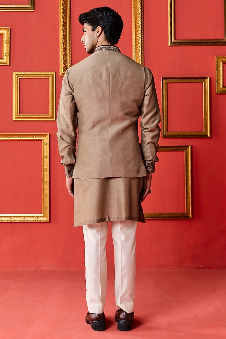 Grey Chanderi Linen Satin Hand Embroidered Bundi Jacket Set by Studio Bagechaa Men at Pernia's Pop Up Shop