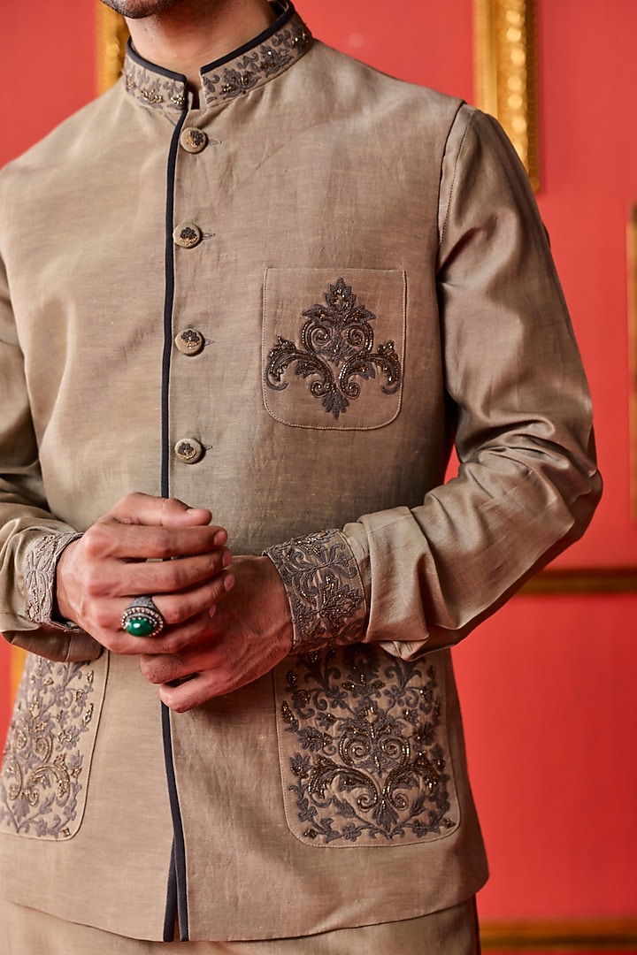Grey Chanderi Linen Satin Hand Embroidered Bundi Jacket Set by Studio Bagechaa Men at Pernia's Pop Up Shop