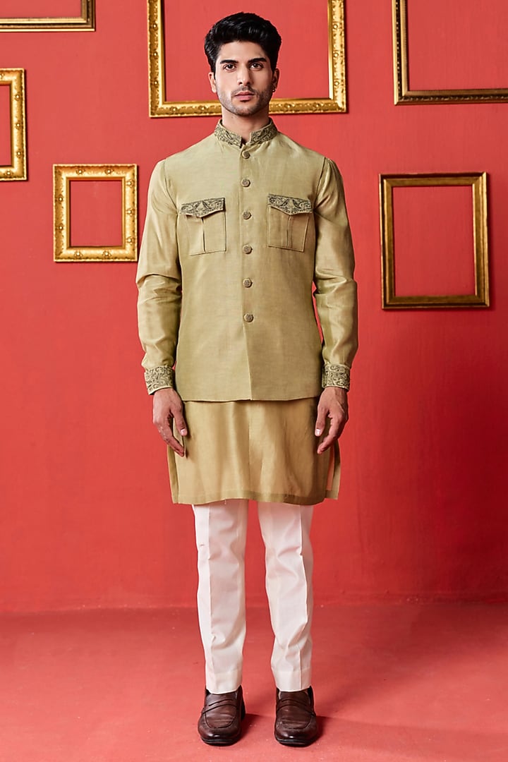 Green Chanderi Linen Satin Hand Embroidered Bundi Jacket Set by Studio Bagechaa Men at Pernia's Pop Up Shop