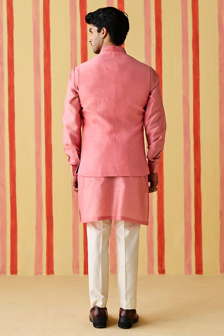 Light Pink Chanderi Linen Satin Hand Embroidered Bundi Jacket Set by Studio Bagechaa Men at Pernia's Pop Up Shop