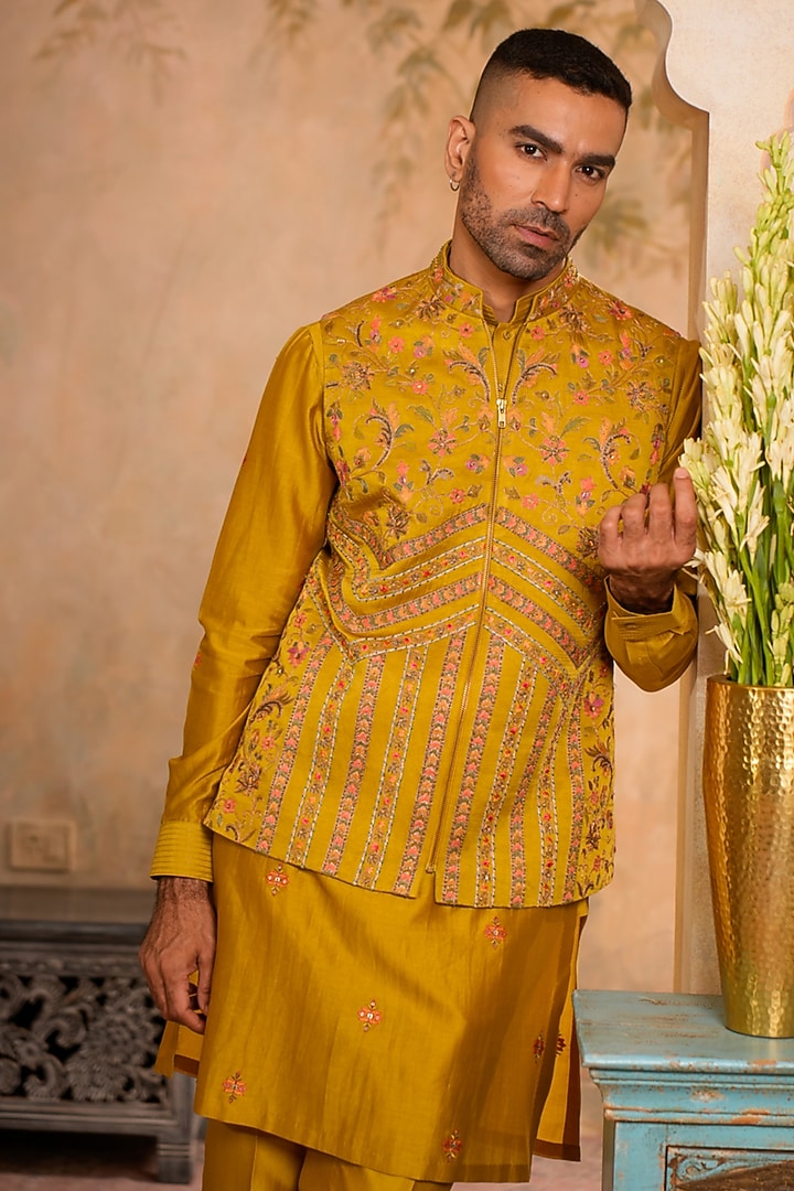Greenish Yellow Linen Satin Chanderi Dori Embroidered Bundi Jacket Set by Studio Bagechaa Men at Pernia's Pop Up Shop