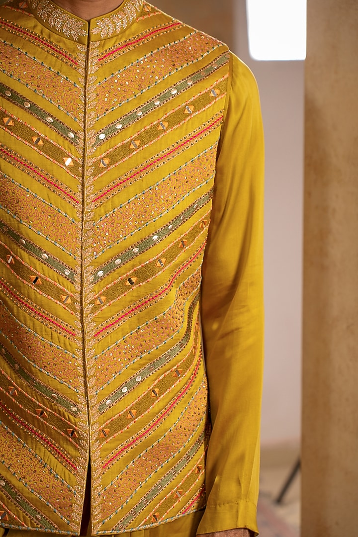 Greenish Yellow Linen Satin Chanderi Dori Embroidered Bundi Jacket Set by Studio Bagechaa Men at Pernia's Pop Up Shop