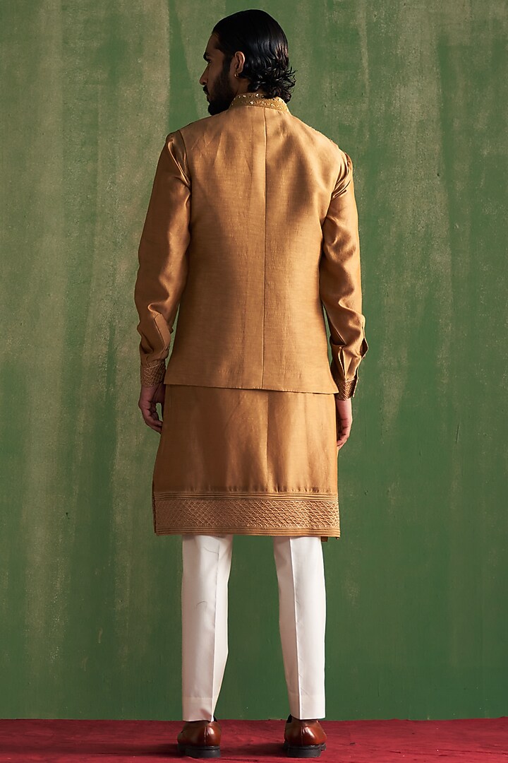 Mustard Linen Satin Floral Embroidered Bundi Jacket Set by Studio Bagechaa Men at Pernia's Pop Up Shop