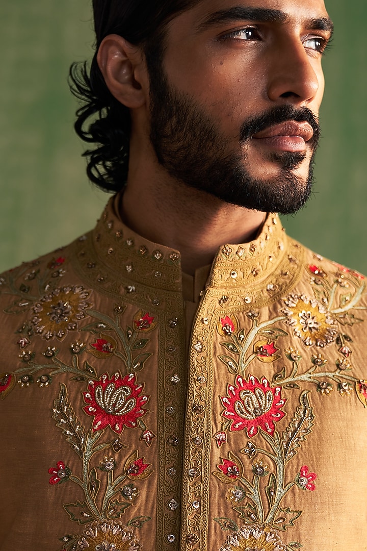 Mustard Linen Satin Floral Embroidered Bundi Jacket Set by Studio Bagechaa Men at Pernia's Pop Up Shop