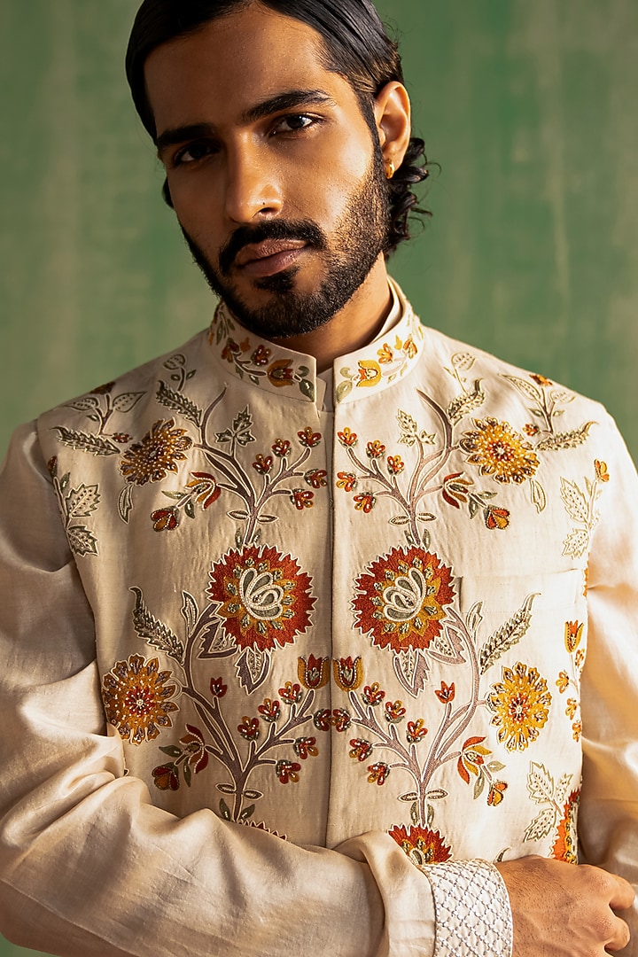 Ivory Linen Satin Floral Embroidered Bundi Jacket Set by Studio Bagechaa Men at Pernia's Pop Up Shop