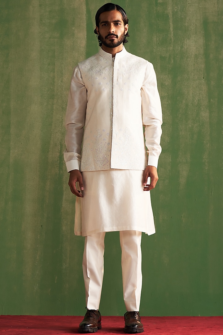 Ivory Linen Satin Floral Embroidered Bundi Jacket Set by Studio Bagechaa Men at Pernia's Pop Up Shop