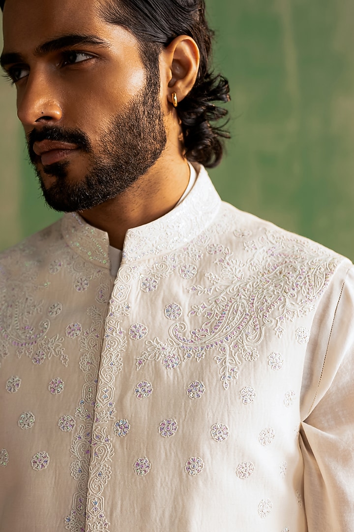 Ivory Linen Satin Floral Embroidered Bundi Jacket Set by Studio Bagechaa Men at Pernia's Pop Up Shop
