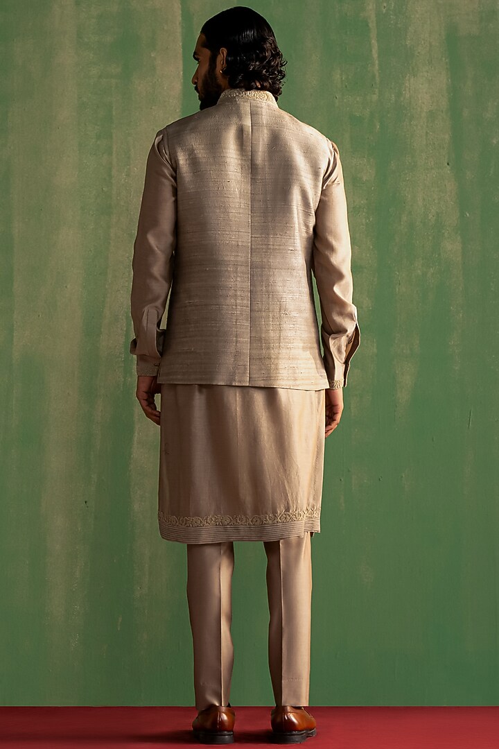 Grey Raw Silk Embroidered Bundi Jacket Set by Studio Bagechaa Men at Pernia's Pop Up Shop