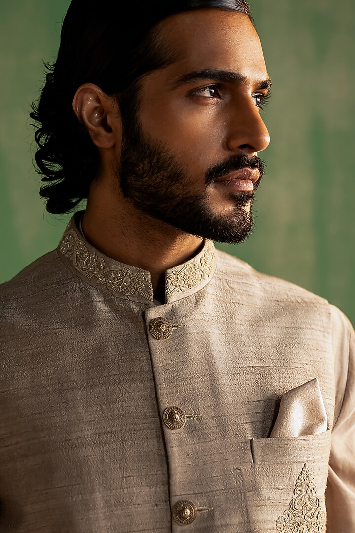Grey Raw Silk Embroidered Bundi Jacket Set by Studio Bagechaa Men at Pernia's Pop Up Shop