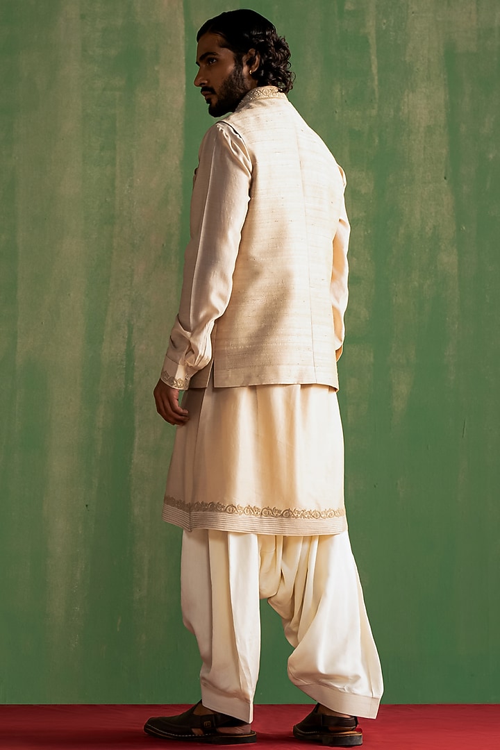 Beige Raw Silk Embroidered Bundi Jacket Set by Studio Bagechaa Men at Pernia's Pop Up Shop