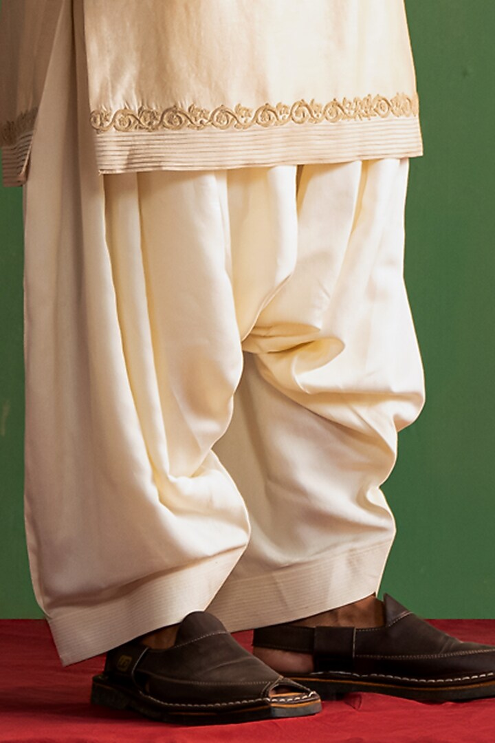 Beige Raw Silk Embroidered Bundi Jacket Set by Studio Bagechaa Men at Pernia's Pop Up Shop