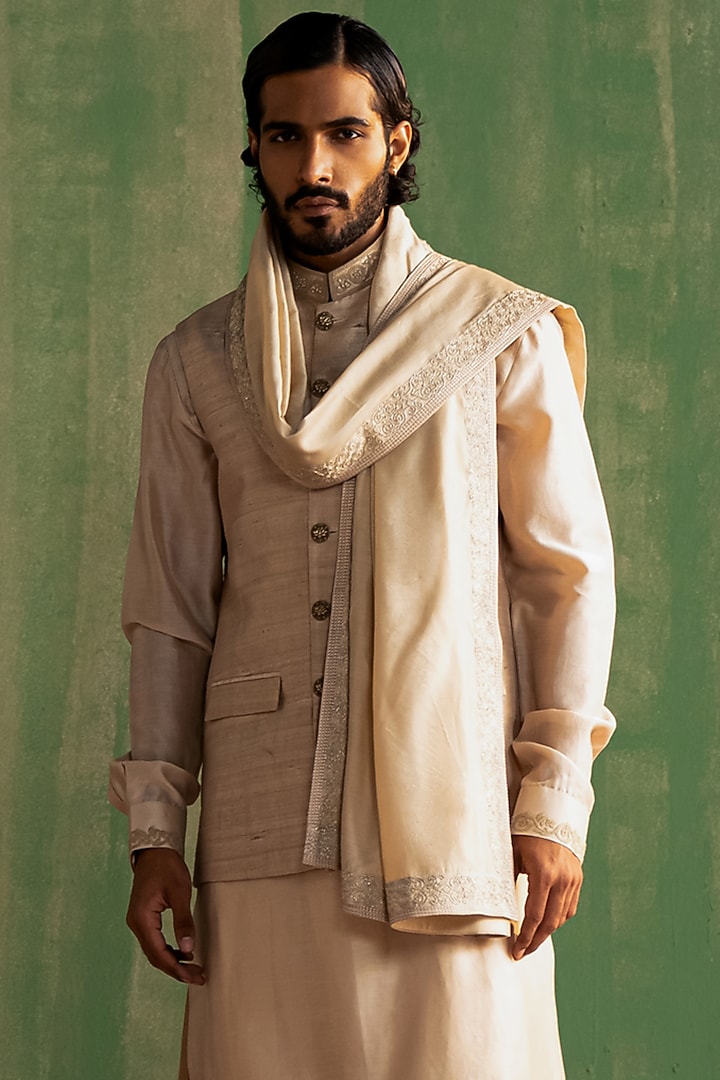 Beige Raw Silk Embroidered Bundi Jacket Set by Studio Bagechaa Men at Pernia's Pop Up Shop