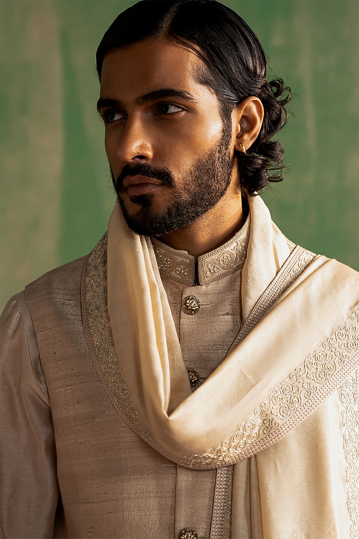 Beige Raw Silk Embroidered Bundi Jacket Set by Studio Bagechaa Men at Pernia's Pop Up Shop