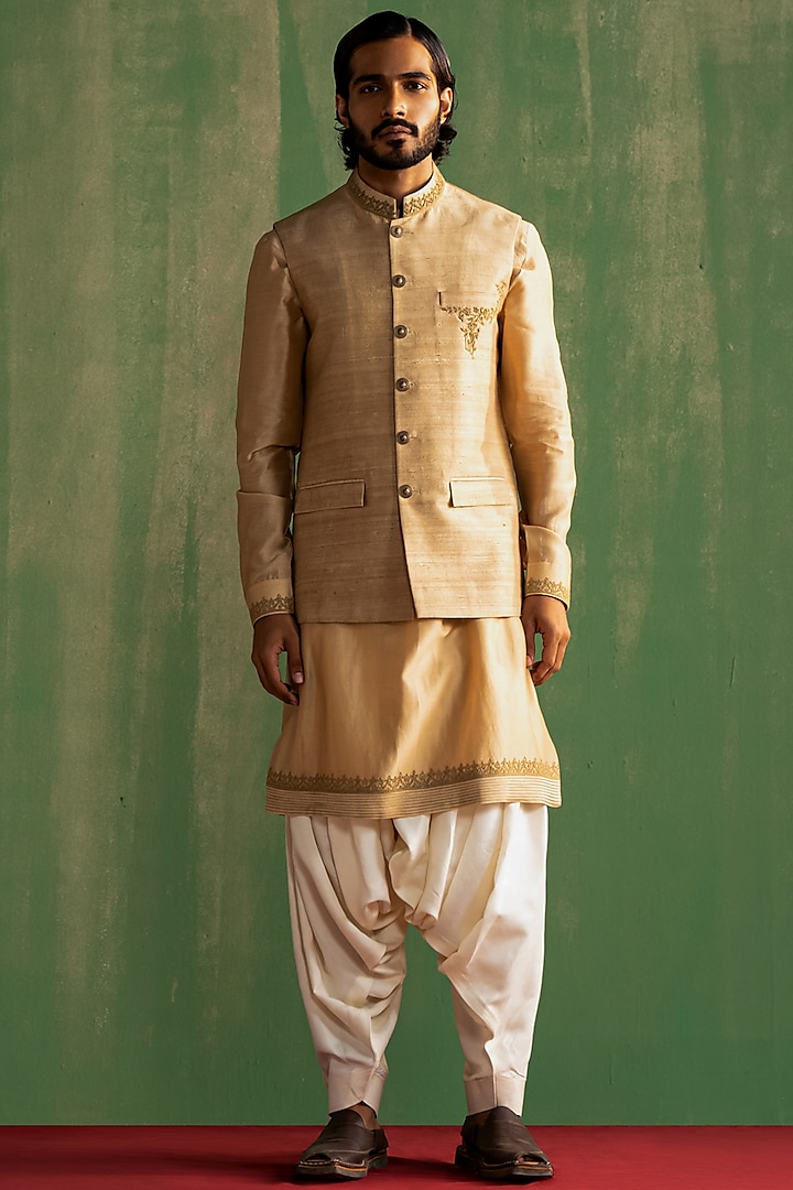 Beige Raw Silk Embroidered Bundi Jacket Set by Studio Bagechaa Men at Pernia's Pop Up Shop