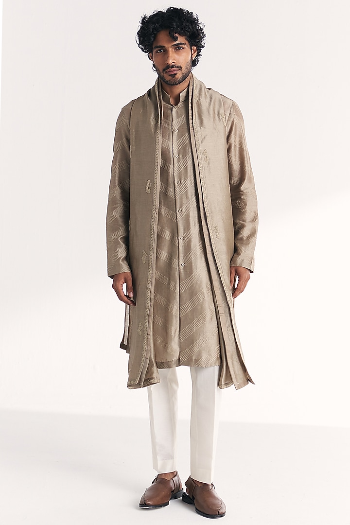 Grey Chanderi Hand Embroidered Kurta Set by Studio Bagechaa Men at Pernia's Pop Up Shop