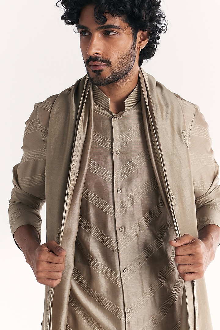 Grey Chanderi Hand Embroidered Kurta Set by Studio Bagechaa Men at Pernia's Pop Up Shop