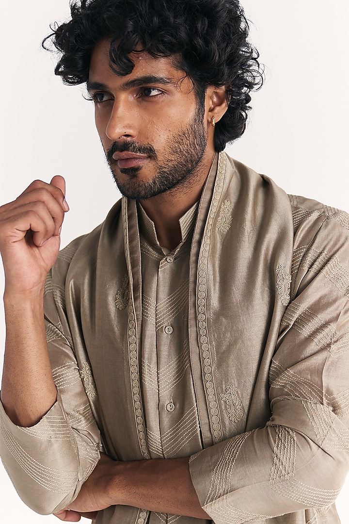 Grey Chanderi Hand Embroidered Kurta Set by Studio Bagechaa Men at Pernia's Pop Up Shop