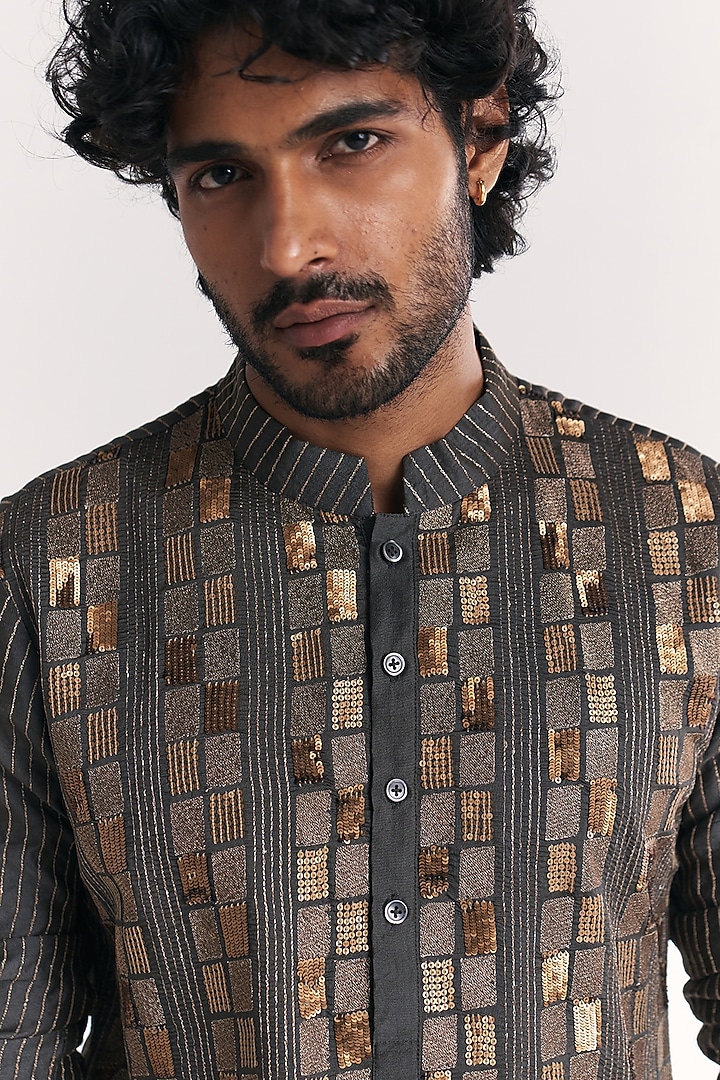 Grey Chanderi Hand Embroidered Kurta Set by Studio Bagechaa Men at Pernia's Pop Up Shop