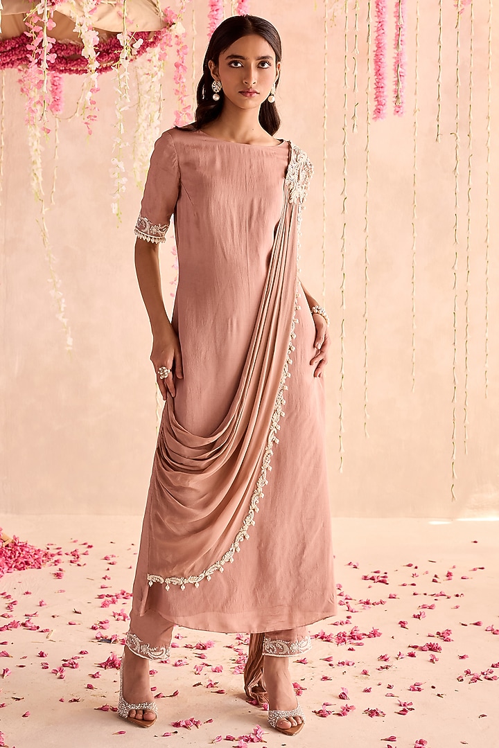 Champagne Habutai Silk Embellished Kurta Set by Seema Thukral at Pernia's Pop Up Shop