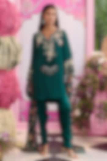 Emerald Green Satin & Organza Embellished Kurta Set by Seema Thukral at Pernia's Pop Up Shop