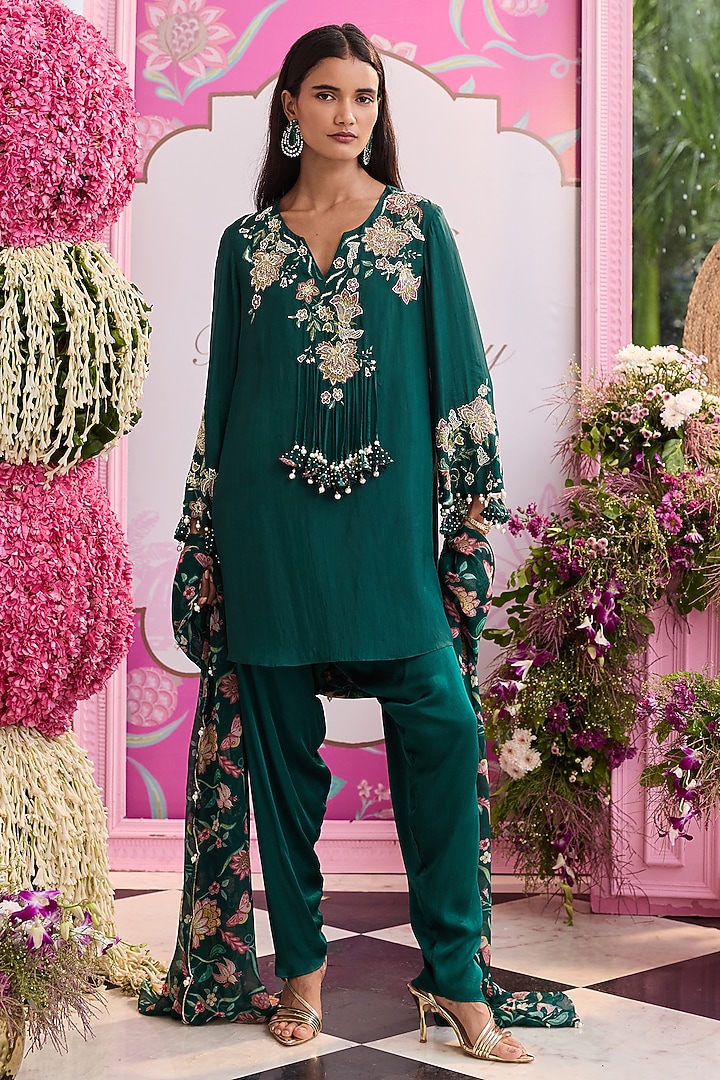 Emerald Green Satin & Organza Embellished Kurta Set by Seema Thukral at Pernia's Pop Up Shop