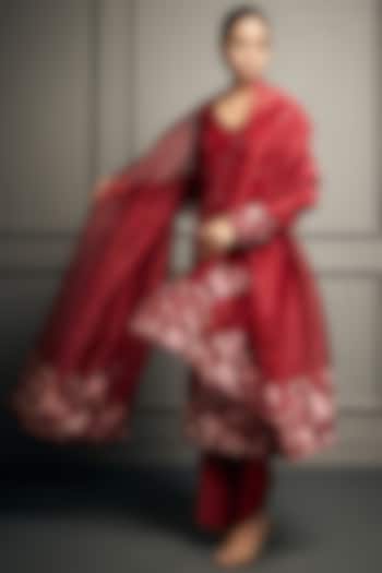 Pomegranate Pink Zardosi Embroidered Kurta Set by Stotram at Pernia's Pop Up Shop