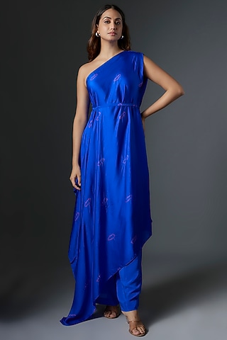 Blue Silk Satin Georgette Bandhani Printed One-Shoulder Tunic Set by Stephany