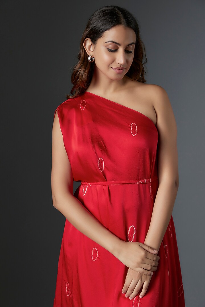 Red Silk Satin Georgette Bandhani Printed One-Shoulder Tunic Set by Stephany at Pernia's Pop Up Shop