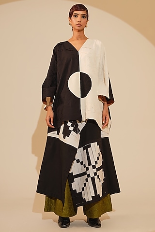 Black & Natural Beige Crushed Cotton Printed Knife-Pleated Skirt by STOIQUE 