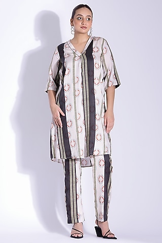 Off-white Cotton Silk Digital Printed Kurta Set by Studio Surbhi