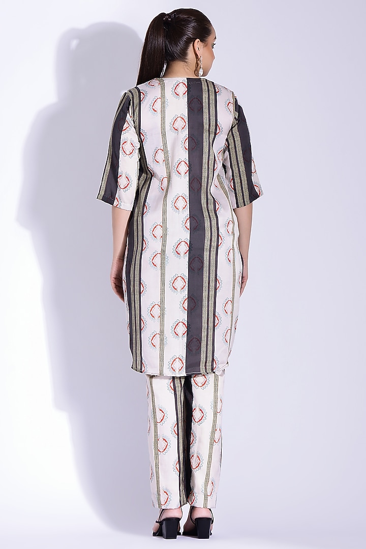 Off-white Cotton Silk Digital Printed Kurta Set by Studio Surbhi at Pernia's Pop Up Shop