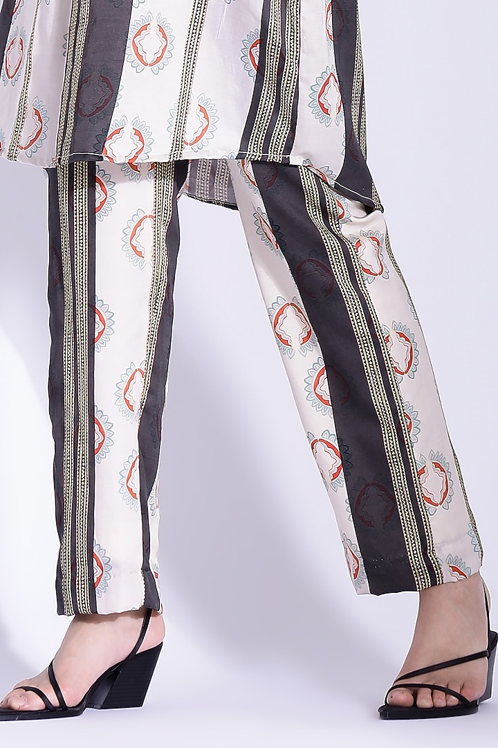 Off-white Cotton Silk Digital Printed Kurta Set by Studio Surbhi at Pernia's Pop Up Shop