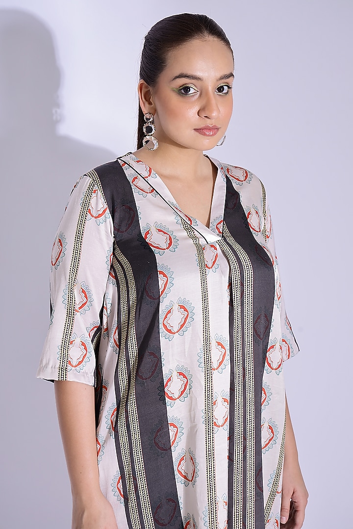 Off-white Cotton Silk Digital Printed Kurta Set by Studio Surbhi at Pernia's Pop Up Shop