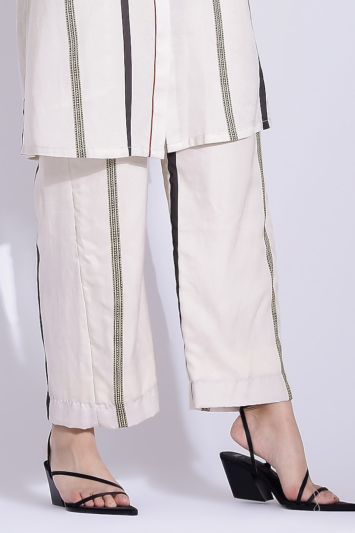 Off-white Cotton Silk Digital Printed Kurta Set by Studio Surbhi at Pernia's Pop Up Shop