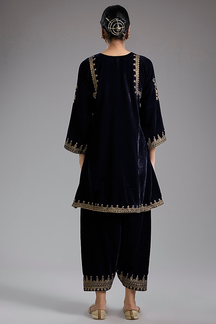 Black Velvet Aari Hand Embroidered Kurta Set by Studio A at Pernia's Pop Up Shop