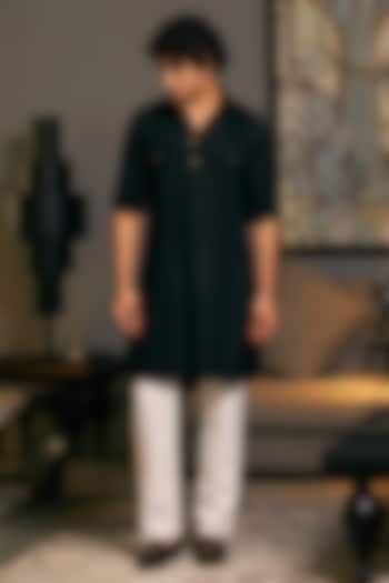 Black Blended Linen Pintuck Kurta by Siddartha Tytler Men at Pernia's Pop Up Shop