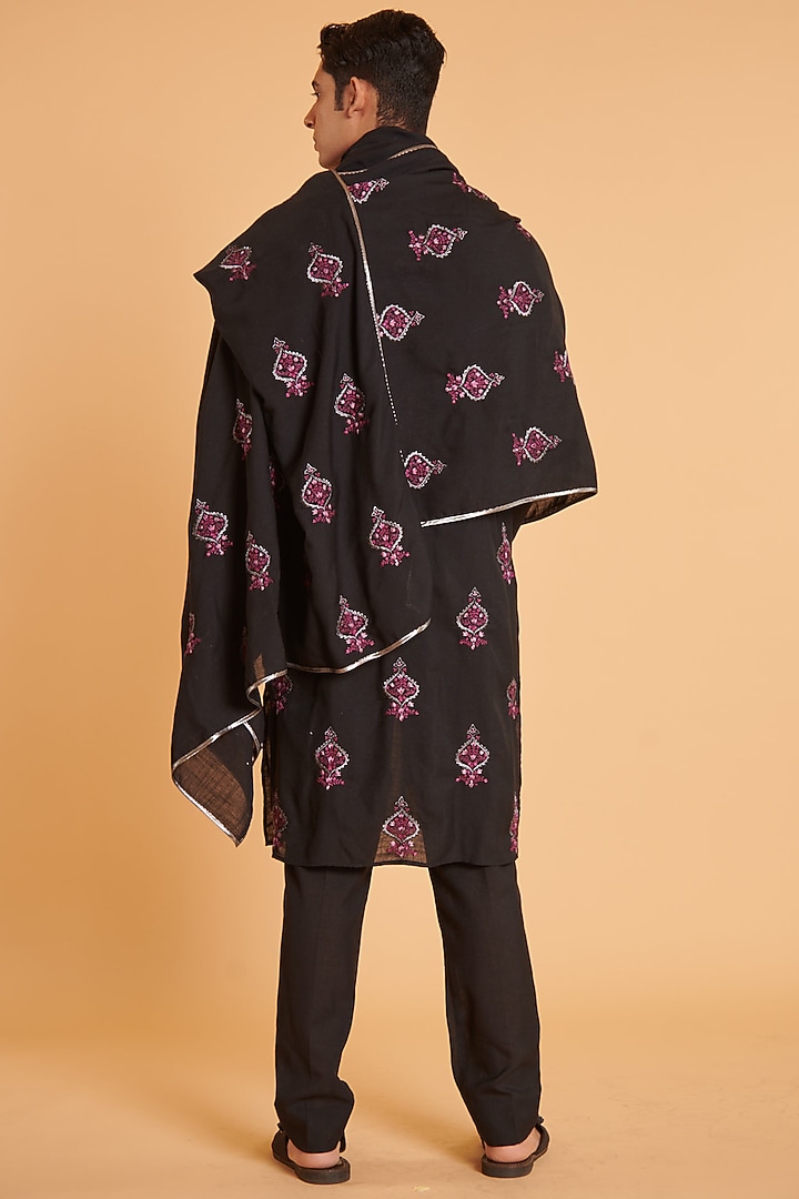 Black Blended Linen Embroidered Kurta Set by Siddartha Tytler Men at Pernia's Pop Up Shop