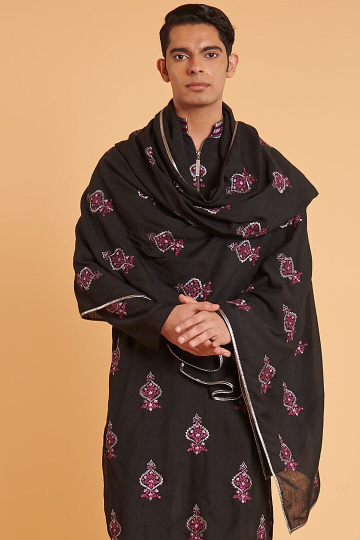 Black Blended Linen Embroidered Kurta Set by Siddartha Tytler Men at Pernia's Pop Up Shop