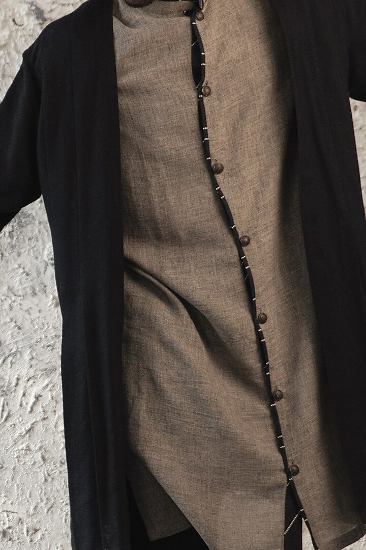Grey Jute Kurta Set With Throw by Surabhi Agarwal at Pernia's Pop Up Shop