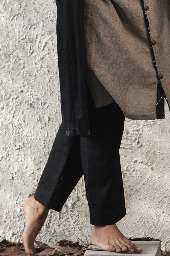 Grey Jute Kurta Set With Throw by Surabhi Agarwal at Pernia's Pop Up Shop