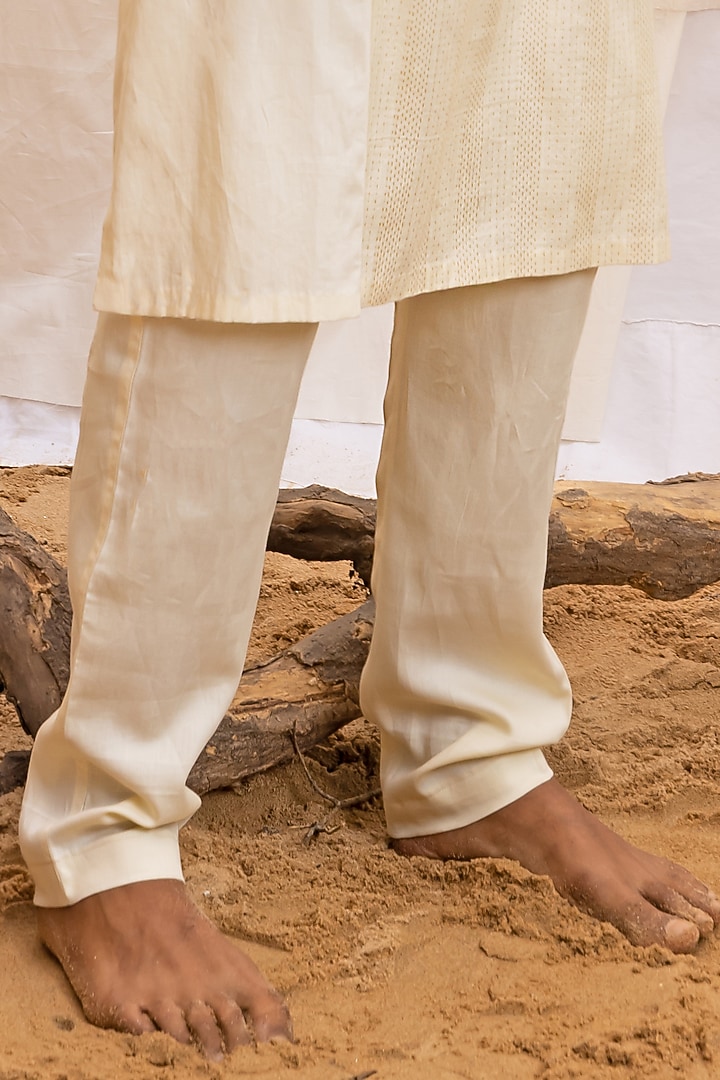 Off-White Cotton Satin Woven Kurta Set by Surabhi Agarwal at Pernia's Pop Up Shop