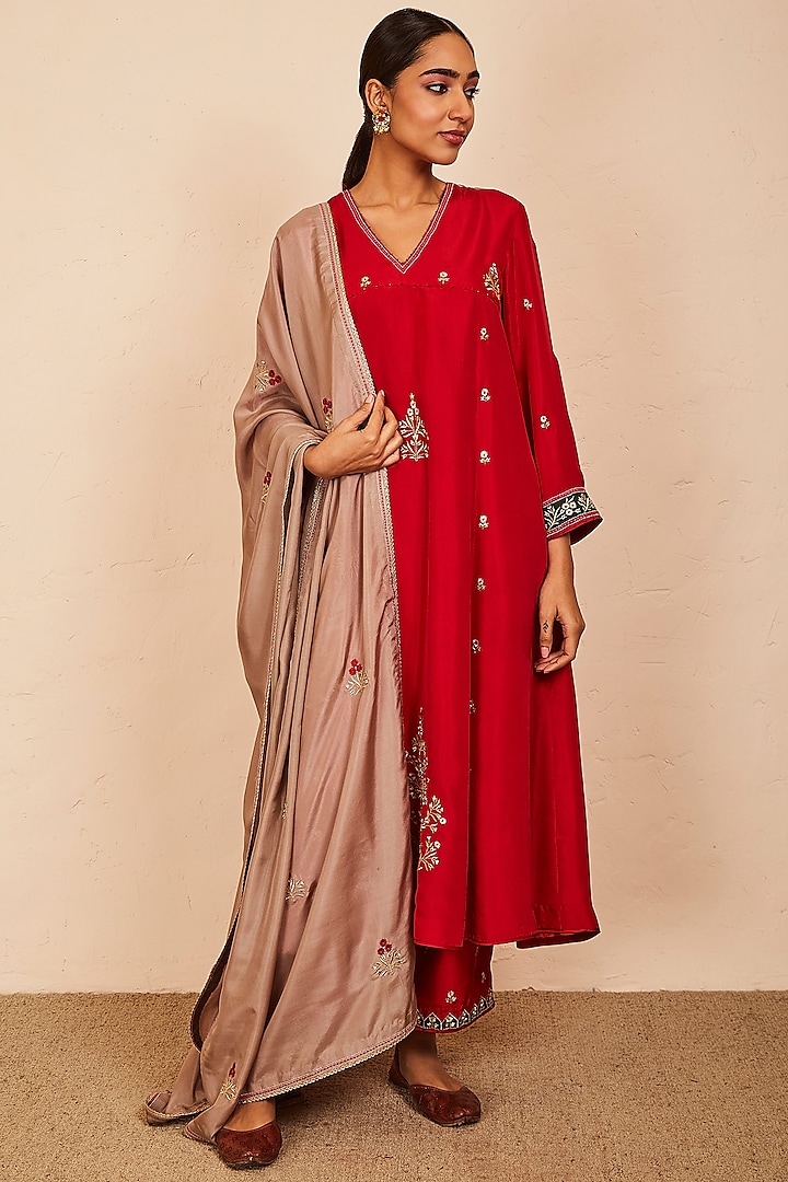 Red Silk Embroidered Kurta Set by Sue Mue at Pernia's Pop Up Shop