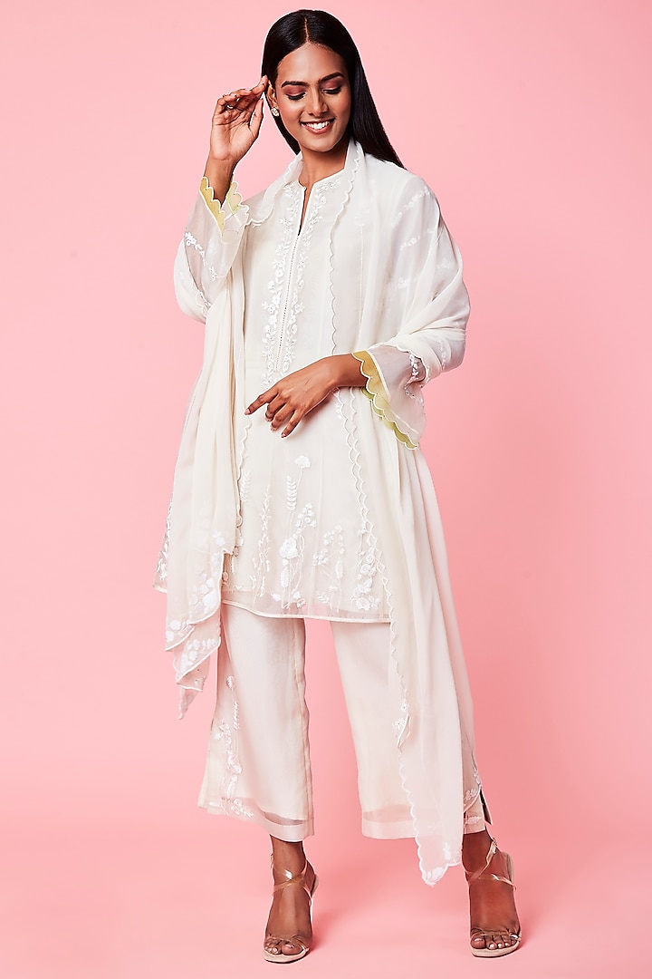 White Machine Embroidered Kalidar Kurta Set by Sue Mue at Pernia's Pop Up Shop