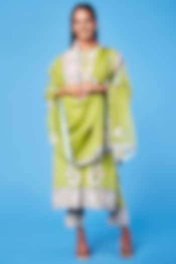 Green Aari Embroidered Kurta Set by Sue Mue at Pernia's Pop Up Shop