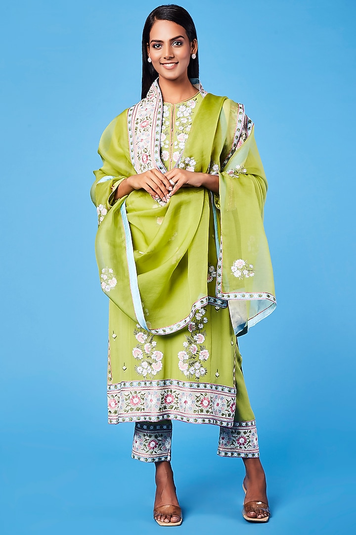 Green Aari Embroidered Kurta Set by Sue Mue at Pernia's Pop Up Shop
