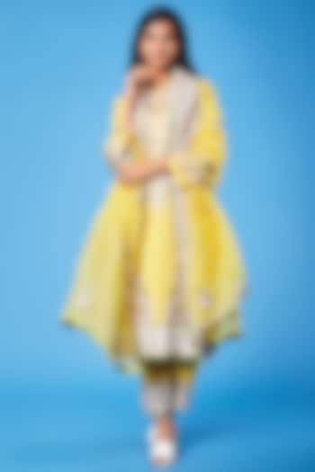 Yellow Aari Embroidered Kurta Set by Sue Mue at Pernia's Pop Up Shop